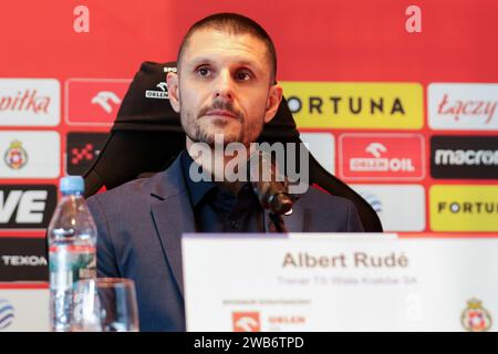 Krakau, Polen. Januar 2024. Trainer Albert Rude aus Wisla Krakau bei einer Pressekonferenz während der Präsentation des neuen Trainers von Wisla Krakau im Stadtstadion Krakau. Quelle: SOPA Images Limited/Alamy Live News Stockfoto