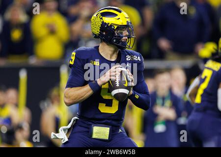 8. Januar 2024: Michigan Quarterback J.J. McCarthy (9) gibt den Ball während des College Football Playoff National Championship-Spiels zwischen den Washington Huskies und den Michigan Wolverines im NRG Stadium in Houston, Texas. John Mersits/CSM Stockfoto