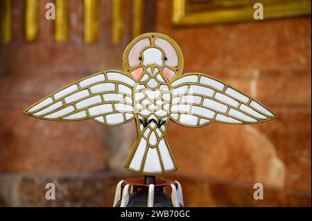 Eine Taube, das Symbol des Heiligen Geistes, auf dem Deckel eines Tauftafens in der Kirche St. Giles (Kirche St. Ägyd) in Gumpendorf, Wien. Stockfoto