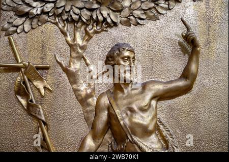 Johannes der Täufer ruft zur Buße – eine Reliefskulptur. Kirche Saint Giles (Kirche St. Ägyd) in Gumpendorf, Wien. Stockfoto