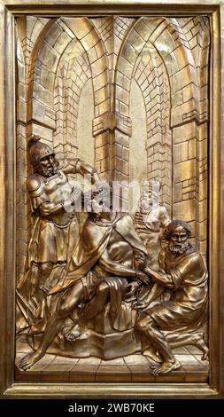 Die Krönung mit Dornen – eine Reliefskulptur. Kirche Saint Giles (Kirche St. Ägyd) in Gumpendorf, Wien. Stockfoto