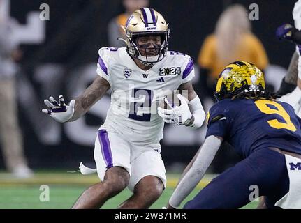 Houston, Usa. Januar 2024. Washington Huskies Wide Receiver Ja'Lynn Polk stürzt nach einem kurzen Empfang gegen die Michigan Wolverines im dritten Quartal während der College Football Playoff National Championship 2024 im NRG Stadium in Houston, Texas am Montag, den 8. Januar 2024. Foto: Kevin M. Cox/UPI Credit: UPI/Alamy Live News Stockfoto