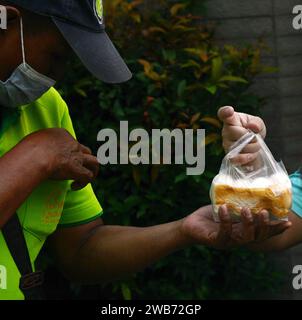 Eis in einem weichen Brötchen. Ein echtes Eis-Sandwich. Bangkok, Thailand. Stockfoto