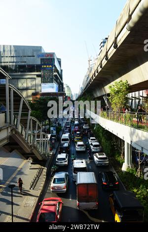 Verkehr auf der Sukhumvit Road in Bangkok, Thailand. Stockfoto