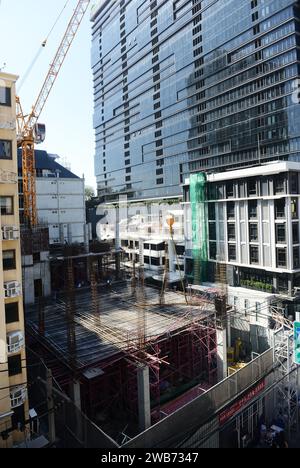 Alte Häuser machen Platz zu neuen Gewerbe-/Wohn-Eigentumswohnungen entlang der Sathon Rd In Bangkok, Thailand. Stockfoto