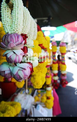 Blumengirlanden, verkauft vom Sri Maha Mariamman Tempel auf der Silom Road, Bangkok, Thailand. Stockfoto