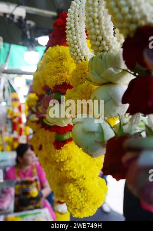 Blumengirlanden, verkauft vom Sri Maha Mariamman Tempel auf der Silom Road, Bangkok, Thailand. Stockfoto