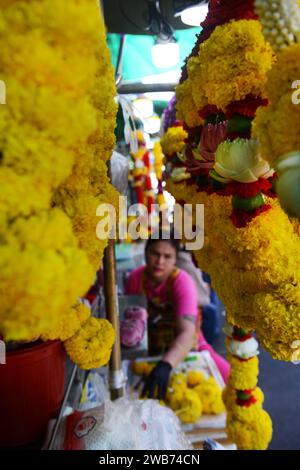 Blumengirlanden, verkauft vom Sri Maha Mariamman Tempel auf der Silom Road, Bangkok, Thailand. Stockfoto