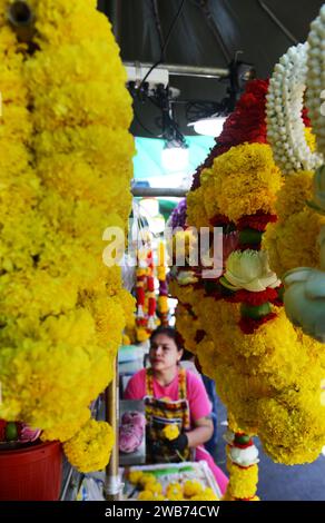 Blumengirlanden, verkauft vom Sri Maha Mariamman Tempel auf der Silom Road, Bangkok, Thailand. Stockfoto