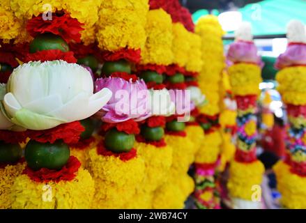 Blumengirlanden, verkauft vom Sri Maha Mariamman Tempel auf der Silom Road, Bangkok, Thailand. Stockfoto