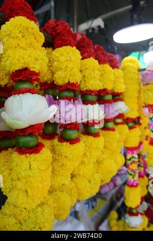 Blumengirlanden, verkauft vom Sri Maha Mariamman Tempel auf der Silom Road, Bangkok, Thailand. Stockfoto