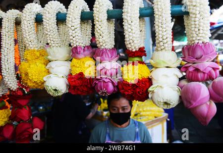 Blumengirlanden, verkauft vom Sri Maha Mariamman Tempel auf der Silom Road, Bangkok, Thailand. Stockfoto