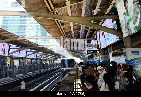 Passagiere, die auf den BTS Skytrain am Bahnhof Sala Daeng in Bangkok, Thailand, warten. Stockfoto