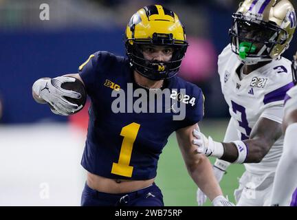 Houston, Usa. Januar 2024. Michigan Wolverines Wide Receiver Roman Wilson stürzt im vierten Quartal gegen die Washington Huskies während der College Football Playoff National Championship 2024 im NRG Stadium in Houston, Texas am Montag, den 8. Januar 2024. Foto: Kevin M. Cox/UPI Credit: UPI/Alamy Live News Stockfoto