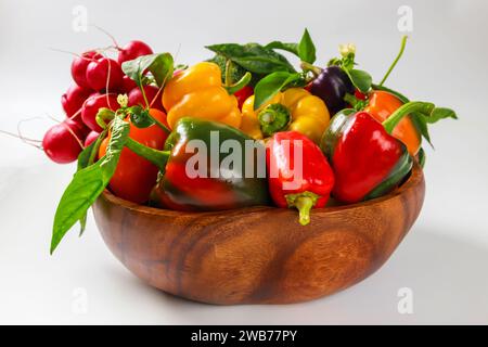 Verschiedene Bio-Gemüse in Holzschale auf weißem Hintergrund. Stockfoto