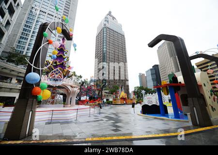 Festivaldekorationen auf dem Dach des Busbahnhofs Taipei City Hall in Taipei, Taiwan. Stockfoto