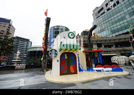 Festivaldekorationen auf dem Dach des Busbahnhofs Taipei City Hall in Taipei, Taiwan. Stockfoto