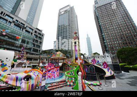 Festivaldekorationen auf dem Dach des Busbahnhofs Taipei City Hall in Taipei, Taiwan. Stockfoto