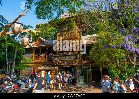 Dschungelkreuzgebäude im Adventureland im Disneyland Park in Anaheim, Kalifornien, CA, USA. Stockfoto