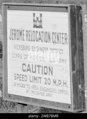 Schild „Jerome Relocation Center Vicksburg Engineer District Corps of Engineers U.S. Army“ bei Schließung des Jerome Relocation Center, Denson, Arkansas. Letzter Blick auf das Jerome Center als Re. . . - Stockfoto