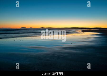 Winteraufgang über East Beach bei Ebbe. Lossiemouth, Morayshire, Schottland. Lange Belichtung Stockfoto