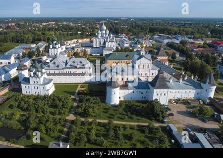 Der antike Rostower Kreml an einem sonnigen Julitag (Luftaufnahmen). Rostow der große Goldene Ring Russlands Stockfoto