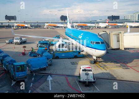 AMSTERDAM, NIEDERLANDE - 17. SEPTEMBER 2017: Vorbereitungen für den Abflug der Boeing 737-800 (PH-BXN) von KLM Royal Dutch Airlines auf dem Flughafen Schiphol Stockfoto