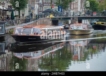 AMSTERDAM, NIEDERLANDE - 30. SEPTEMBER 2017: Ausflugsboote auf dem Stadtkanal an einem bewölkten Septembertag Stockfoto