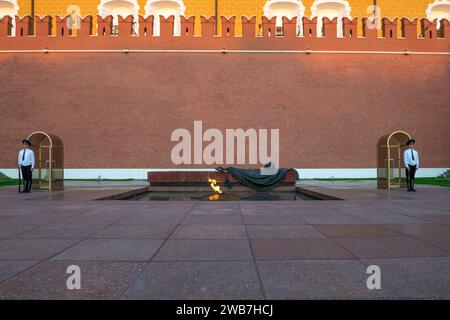 MOSKAU, RUSSLAND - 17. AUGUST 2022: Ewige Flamme an der Kreml-Mauer (Grab des unbekannten Soldaten) am Abend des August Stockfoto