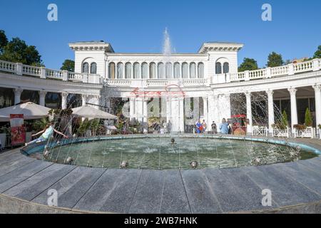 KISLOWODSK, RUSSLAND - 07. JUNI 2023: Stadtbrunnen vor dem Hintergrund des Pavillons 'Collonada 1912' an einem sonnigen Juni-Tag Stockfoto