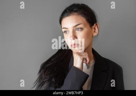 Porträt einer nachdenklichen jungen Teenagerin. Stockfoto