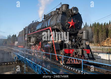 RUSKEALA, RUSSLAND - 06. OKTOBER 2023: Alte Dampflokomotive der Baureihe L (Lebedjanka) an einem sonnigen Oktobertag auf der Drehscheibe Stockfoto