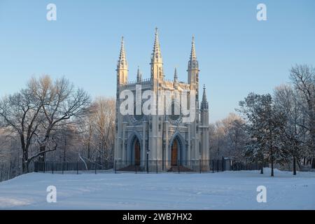 PETRODVORETS, RUSSLAND - 07. DEZEMBER 2023: Die alte Kapelle von St. Prinz Alexander Newski am Dezembertag. Alexandria Park, Peterhof Stockfoto