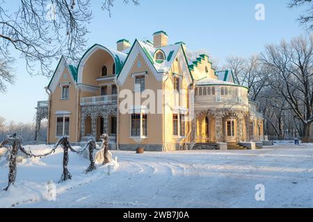 PETRODVORETS, RUSSLAND - 07. DEZEMBER 2023: Blick auf den alten Palast 'Cottage' an einem sonnigen Dezembertag. Alexandria Park, Peterhof Stockfoto