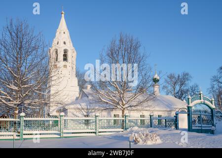 Antike Kirche der Fürbitte der Heiligen Jungfrau Maria (Kirche der Ikone des Verstandes, 1674) an einem frostigen Januartag. Tutaev, Stockfoto