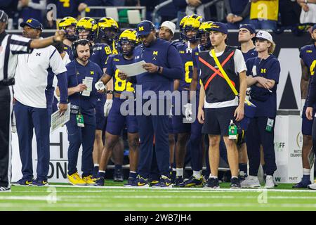 Houston, Texas, USA. Januar 2024. Die Angriffskoordinatorin von Michigan, Sherrone Moore, nennt das Spiel während des College Football Playoff National Championship-Spiels zwischen den Washington Huskies und den Michigan Wolverines im NRG Stadium in Houston, Texas. John Mersits/CSM/Alamy Live News Stockfoto