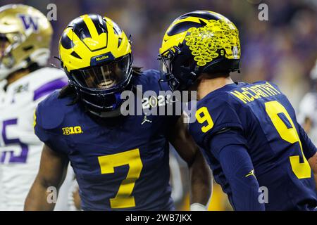 8. Januar 2024: Der Michigan Running Back Donovan Edwards (7) und der Michigan Quarterback J.J. McCarthy (9) feiern den Touchdown während der College Football Playoff National Championship-Action zwischen den Washington Huskies und den Michigan Wolverines im NRG Stadium in Houston, Texas. John Mersits/CSM Stockfoto