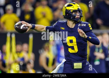 8. Januar 2024: Michigan Quarterback J.J. McCarthy (9) gibt den Ball während des College Football Playoff National Championship-Spiels zwischen den Washington Huskies und den Michigan Wolverines im NRG Stadium in Houston, Texas. John Mersits/CSM Stockfoto
