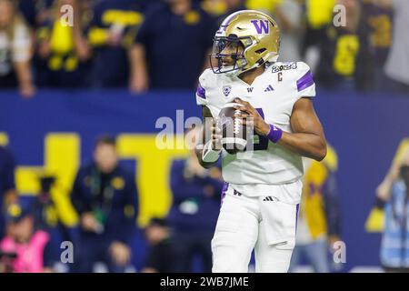 8. Januar 2024: Der Washington Quarterback Michael Penix Jr. (9) übergibt den Ball während des College Football Playoff National Championship-Spiels zwischen den Washington Huskies und den Michigan Wolverines im NRG Stadium in Houston, Texas. John Mersits/CSM Stockfoto