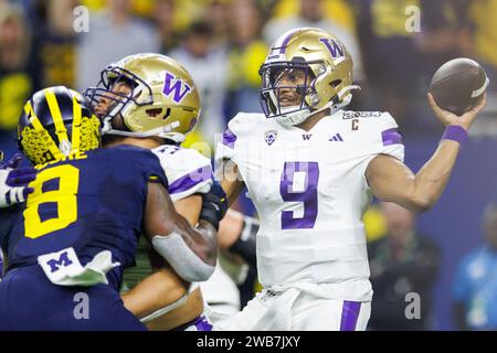 8. Januar 2024: Der Washington Quarterback Michael Penix Jr. (9) übergibt den Ball während des College Football Playoff National Championship-Spiels zwischen den Washington Huskies und den Michigan Wolverines im NRG Stadium in Houston, Texas. John Mersits/CSM Stockfoto