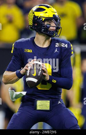 8. Januar 2024: Michigan Quarterback J.J. McCarthy (9) gibt den Ball während des College Football Playoff National Championship-Spiels zwischen den Washington Huskies und den Michigan Wolverines im NRG Stadium in Houston, Texas. John Mersits/CSM Stockfoto