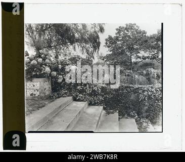 Près Choisis, Albert Herter House, Georgica Pond, East Hampton, New York. Nur wenige Schritte von der Bootsanlegestelle zur blau-weißen Gartenterrasse Stockfoto