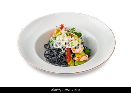 Schwarze italienische Nudeln mit Meeresfrüchten, Garnelen, Kirschtomaten und Gemüse. Pasta mit Tintenfisch-Tinte, gekochte Meeresfrüchte-Makkaroni. Stockfoto