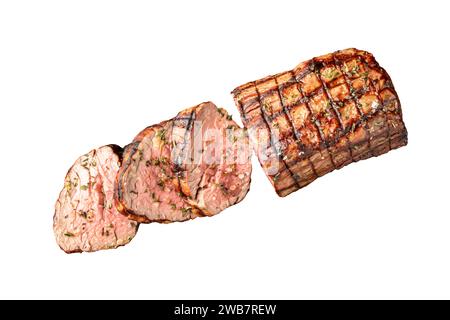 Geschnittenes gegrilltes Rinderfilet mit Salz, Rosmarin und Thymian auf weißem Hintergrund Stockfoto