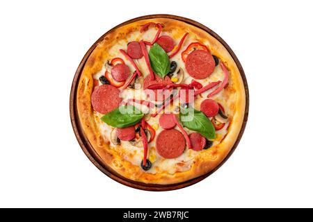 Gemischte Pizza mit Wurst, Salami und Pilzen auf weißem Hintergrund Stockfoto