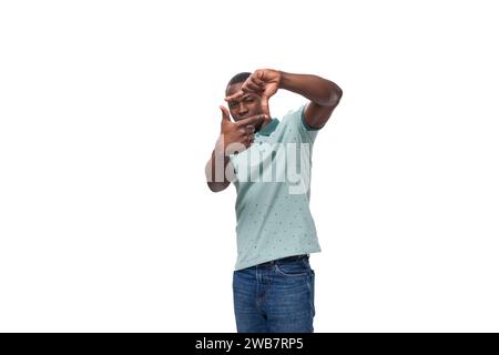 Ein junger, gepflegter afrikanischer Mann, der beiläufig gekleidet war, machte einen Rahmen aus seinen Händen Stockfoto