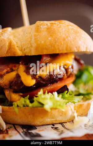 Appetitlicher Burger mit Gemüse und Patty Stockfoto