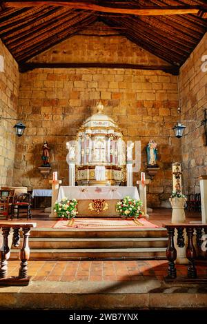 Innenraum der Pfarrkirche Santa Lucia in Guane, Iglesia Parroquial de Santa Lucia, El Camino Real Trail Barichara. Kolonialarchitektur in den meisten BE Stockfoto