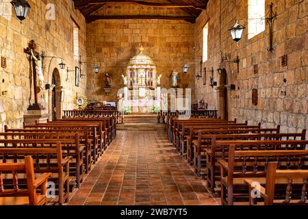 Innenraum der Pfarrkirche Santa Lucia in Guane, Iglesia Parroquial de Santa Lucia, El Camino Real Trail Barichara. Kolonialarchitektur in den meisten BE Stockfoto