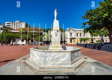 Fuente De Las Cuatro Caras. Plaza de Bolivar im historischen Zentrum von Santa Marta, Hauptstadt des Departements Magdalena. Kolumbien. Stockfoto